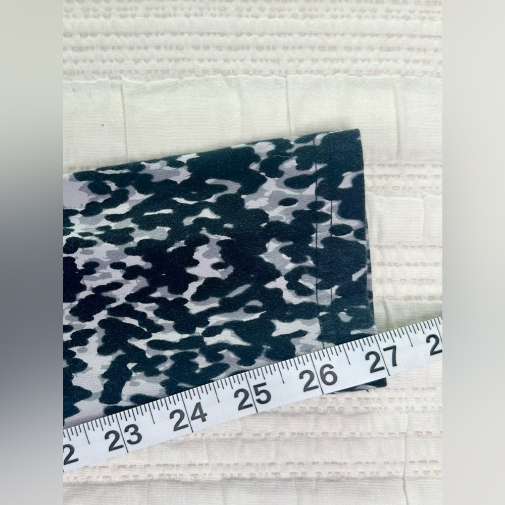 Nike Printed Leggings in Black, Gray, and White Size Medium - Picture 6 of 9